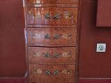une vieille commode en bois avec un plateau en marbre