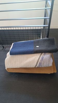 une pile de serviettes pliées posée sur une table