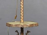 une lampe posée sur un pied au sol