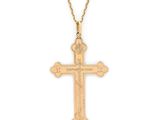 un pendentif en forme de croix en or, monté sur une chaîne en or
