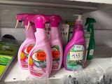 de nombreuses bouteilles de produits d'entretien sur une étagère dans un magasin