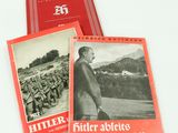 deux livres rouges avec des photos d'Hitler et d'un homme en costume