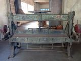 un banc posé au milieu d'une pièce