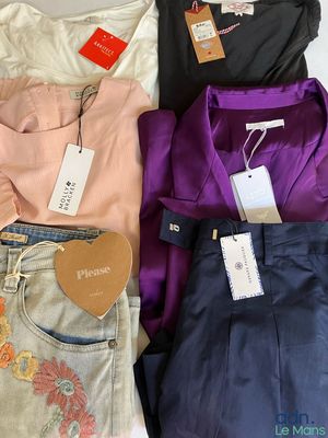 un tas de vêtements posés sur une table