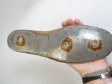 une personne tenant une chaussure sur laquelle il y a de la rouille