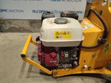 a small machine that is sitting on the ground