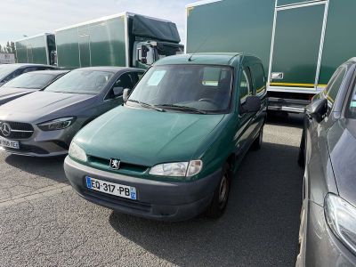 de nombreuses voitures garées sur un parking à côté d'un camion