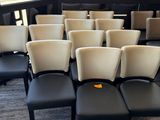 un grand nombre de chaises dans une pièce