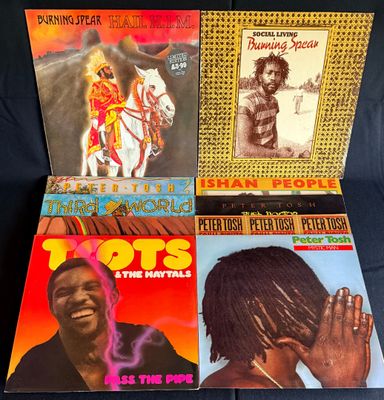 trois vinyles de musique africaine variée, avec notamment un homme à cheval et une femme à cheval
