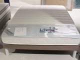 un matelas posé sur une table dans un magasin