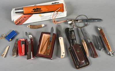 de nombreux types de couteaux et d'autres objets posés sur la table