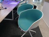 trois chaises placées devant un ordinateur