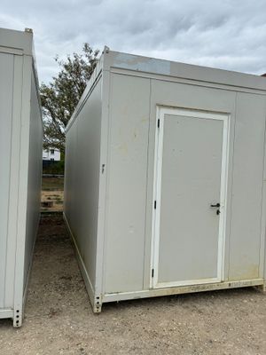 deux bacs de rangement blancs posés l'un à côté de l'autre sur le sol