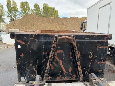 une benne noire posée à l'arrière d'un camion