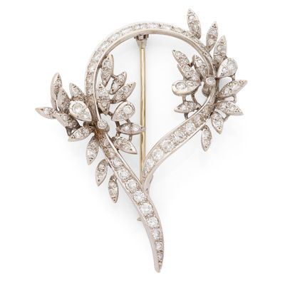 BROCHE ornée d'un motif végétal pavé de diamants ronds taill…