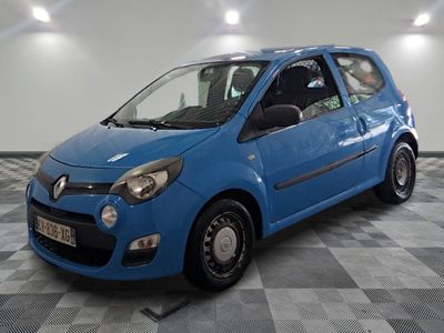 la photo d'une petite voiture bleue garée dans un garage