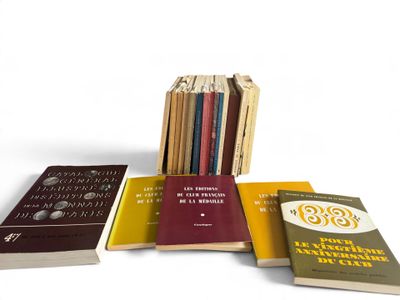 plusieurs livres sont empilés sur une surface blanche