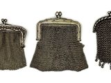 trois porte-monnaie anciens en métal argenté avec des chaînes, sur fond blanc