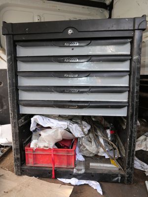 une photo d'une armoire à outils à l'arrière d'une camionnette