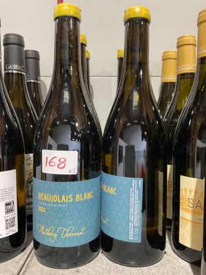 plusieurs bouteilles de vin sont alignées sur un comptoir