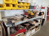 un établi avec de nombreux outils dans un garage