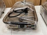 deux bagages emballés dans du plastique, posés sur une table