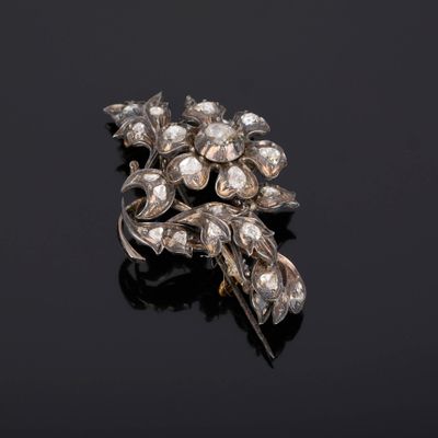 Broche fleur en or et argent, sertie de diamants taille rose… - Photo 1