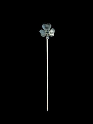 une fleur argentée sur une tige, sur fond noir