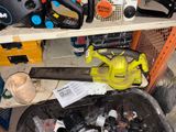 une photo montrant un ensemble d'outils posés sur une étagère