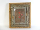 un vieux cadre en bois orné d'une fleur rouge