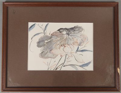 aquarelle représentant des fleurs, encadrée dans un cadre marron et accrochée à un mur blanc