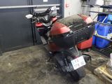 une moto qui est garée dans un garage