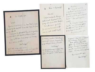 Plusieurs vieilles lettres sont inscrites sur une feuille de papier posée sur une surface blanche