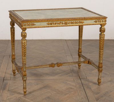 Table rectangulaire en bois sculpté et doré à décor en bas r…