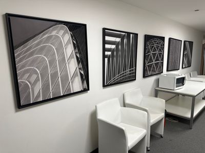 trois tableaux accrochés au mur d'une salle d'attente