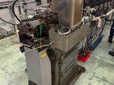 une machine posée à même le sol dans une usine