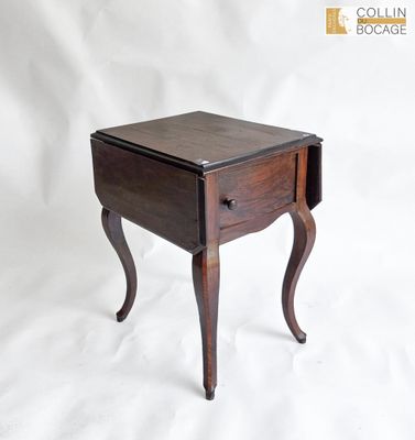 l'image d'une petite table avec un tiroir