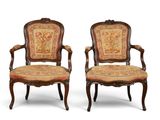 paire de fauteuils en noyer sculpté de style Louis XV