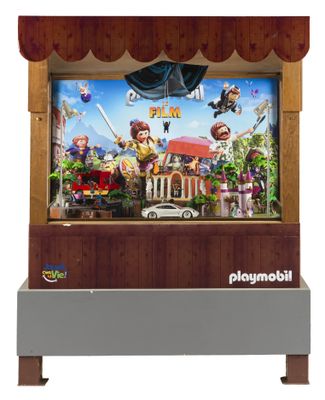 une exposition Playmobil au milieu de la pièce