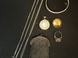 un assortiment de bijoux en argent comprenant un sac à main, une bague, un collier et un bracelet