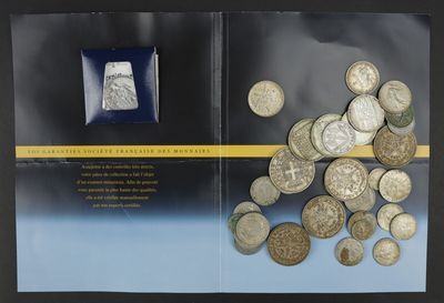 un livre dans lequel se trouve un tas de pièces de monnaie