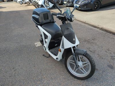 une moto garée sur le côté de la rue