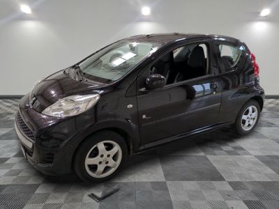 la photo d'une petite voiture noire garée dans un garage