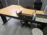 une photo d'un bureau recouvert de nombreux papiers