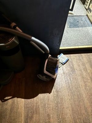 un sac d'argent posé par terre à côté d'un autre sac d'argent