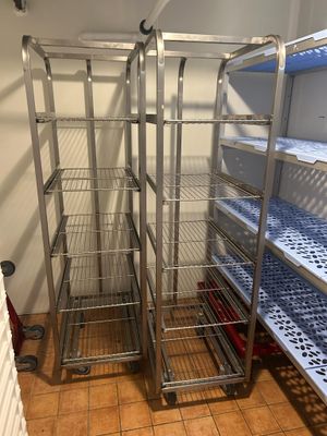 trois lits superposés dans cette petite chambre, avec une échelle