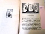 un livre ouvert sur lequel figure l'image d'un insecte