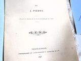 un livre posé sur la table, à côté d'une feuille de papier