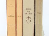 trois livres sont empilés sur une surface blanche