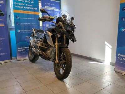 un motocycle garé à l'intérieur d'un bâtiment